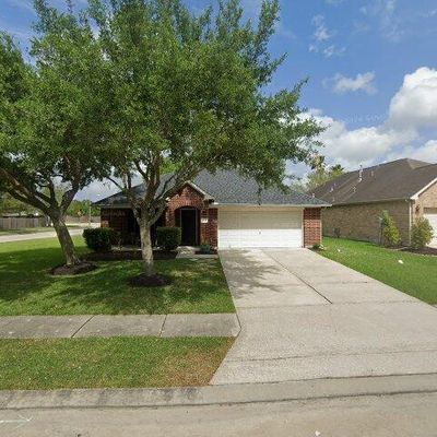 301 Glade Bridge Ln, Dickinson, TX 77539