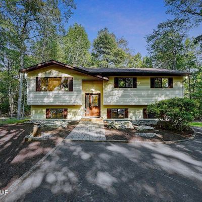 304 Seneca Ln, Canadensis, PA 18325