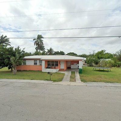 572 Barack Obama Blvd, Pahokee, FL 33476