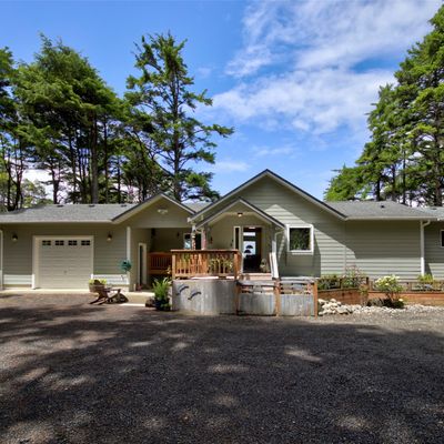 16 Koala Ln, Pacific Beach, WA 98571