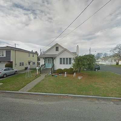 297 Catskill Ave, Lindenhurst, NY 11757