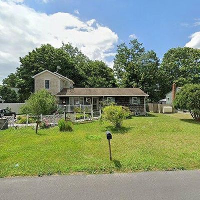 4 Hoover Ct, Mastic, NY 11950