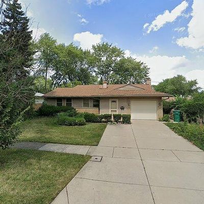 4 Woodcrest Ln, Elk Grove Village, IL 60007