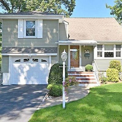 81 Arnot Pl, Paramus, NJ 07652