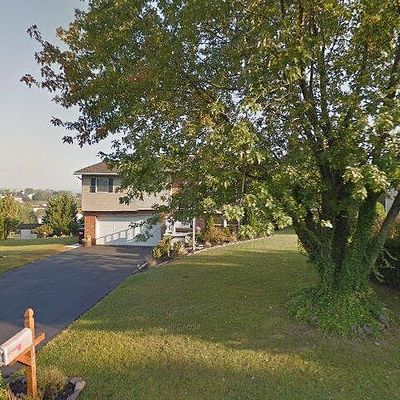 1657 W Strohm Dr, Chambersburg, PA 17202