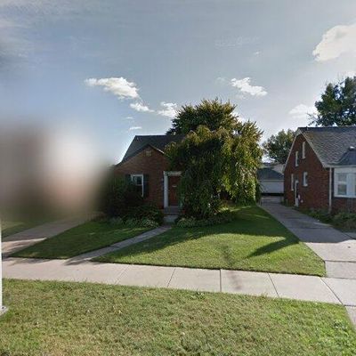 20696 Roscommon St, Harper Woods, MI 48225