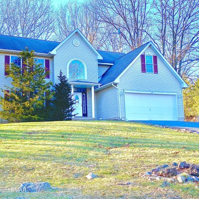 2 Summit Dr, Mount Pocono, PA 18344