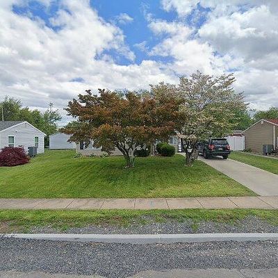 265 Pinewood Dr, Levittown, PA 19054