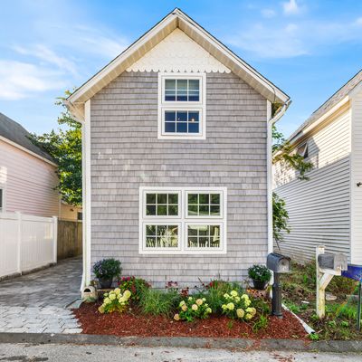 28 Center St, Niantic, CT 06357