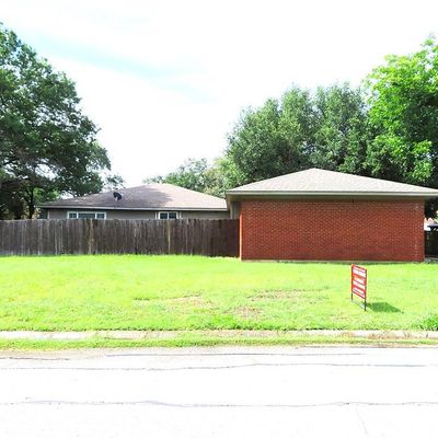 302 Woodlawn St, Krum, TX 76249