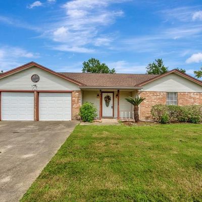 308 S Yaupon St, Lake Jackson, TX 77566