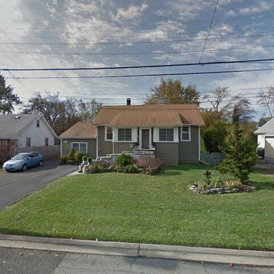 52 Stowe Ave, Babylon, NY 11702