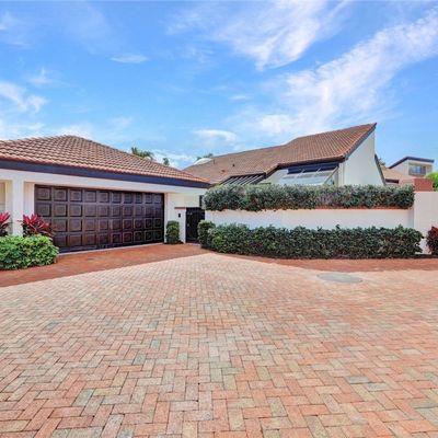 548 Bay Villas Ln, Naples, FL 34108