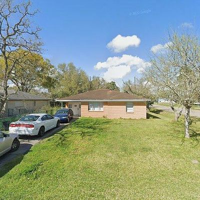 6402 N Ridgecrest Dr, Hitchcock, TX 77563