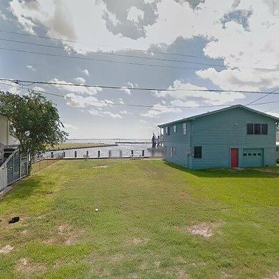 135 E Bayshore Dr, Palacios, TX 77465