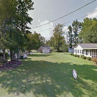 27 Clinton Rd, Elizabethtown, NC 28337