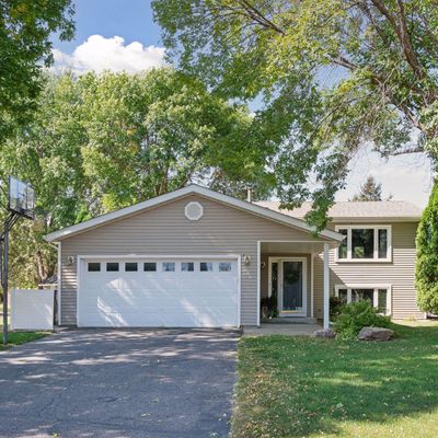 596 Concord Dr, Chaska, MN 55318