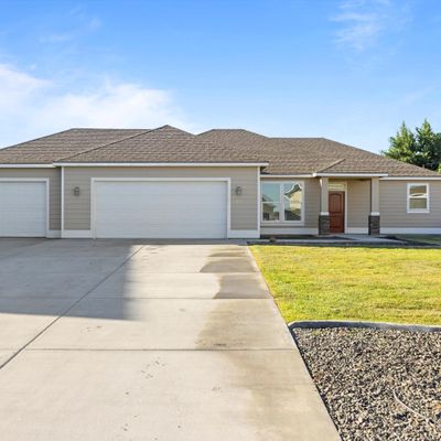 871 Pikes Peak Dr, West Richland, WA 99353