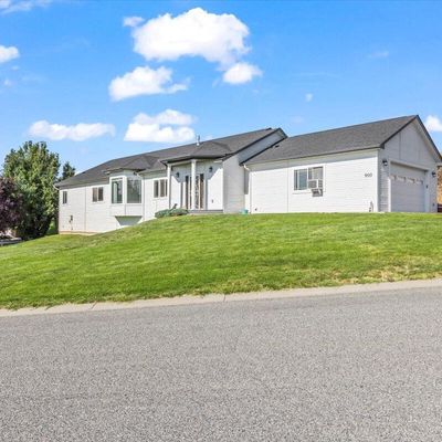 900 Majesty Heights Dr, Yakima, WA 98908