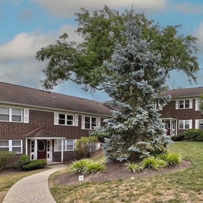 100 Pierson Miller Dr #F32, Pompton Lakes, NJ 07442