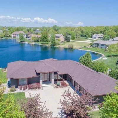 1001 Crown Pointe Cir, Suamico, WI 54173