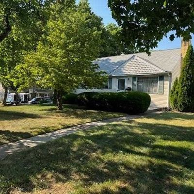 121 Circle Dr, Paramus, NJ 07652