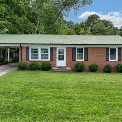 1978 Lake Rd, Thomasville, NC 27360