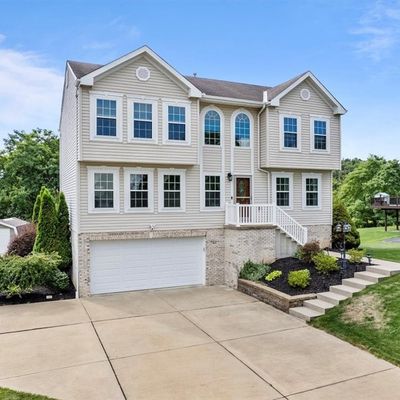 26 Giant Oak Dr, Baden, PA 15005