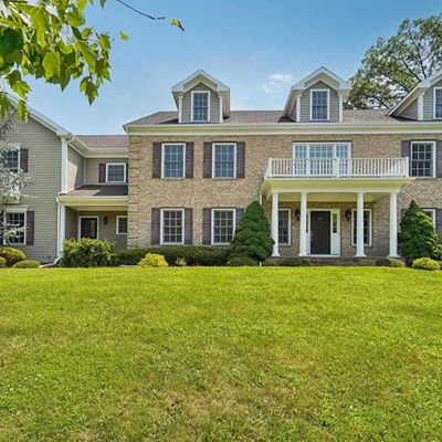 39 Meadow Lake Dr, Mahwah, NJ 07430