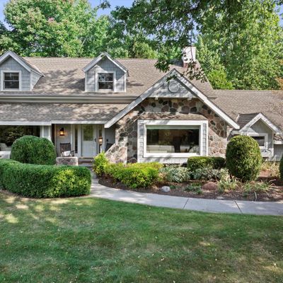 550 E Circle Rd, Mequon, WI 53092