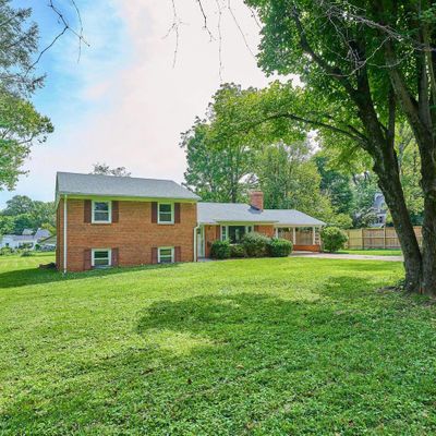 6710 Nicholson Rd, Falls Church, VA 22042