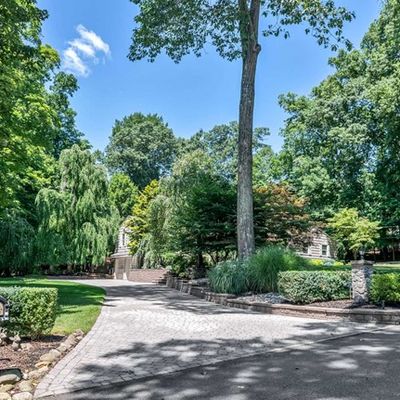 7 Deerhorn Trl, Upper Saddle River, NJ 07458