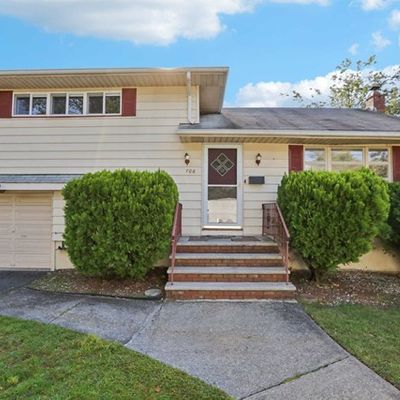 706 Nugent St, Paramus, NJ 07652