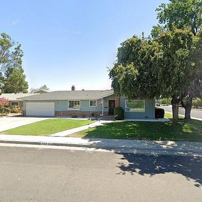 932 E Millwood Dr, Dinuba, CA 93618