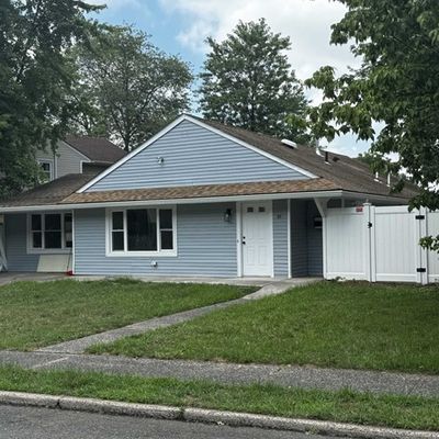 85 Howard Ave, Rochelle Park, NJ 07662