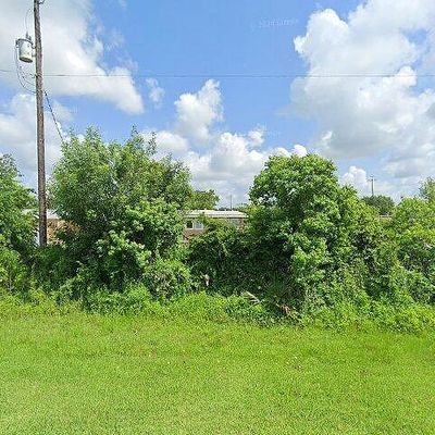 122 Austin St, Angleton, TX 77515