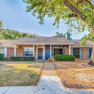 108 E Denton Dr, Euless, TX 76039