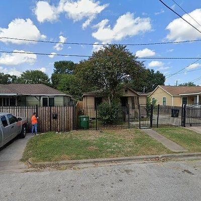 1407 Fairbanks St, Houston, TX 77009