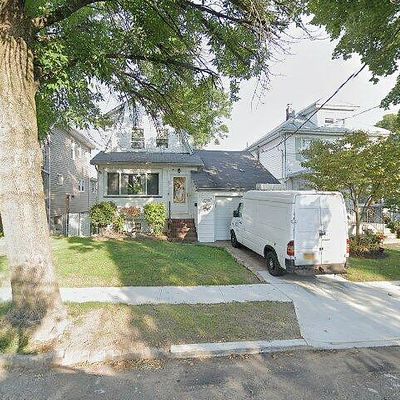 10 Lagrange Pl, Staten Island, NY 10302