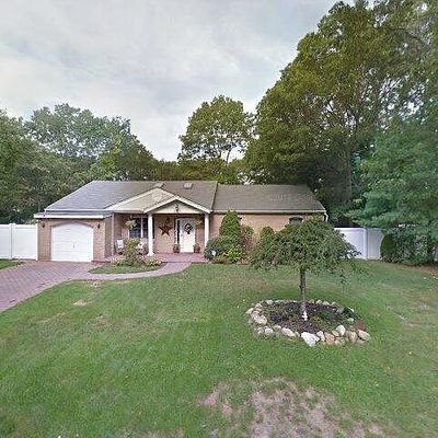 207 Sampson Ave, Islandia, NY 11749