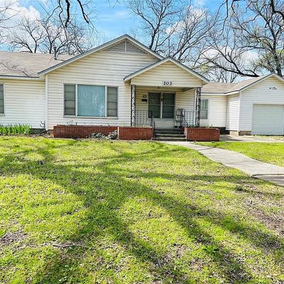 203 N Avenue H, Clifton, TX 76634