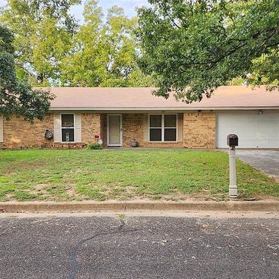 302 Blackjack Dr, Palestine, TX 75803