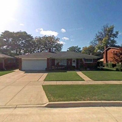 31241 Greenhaven St, Roseville, MI 48066