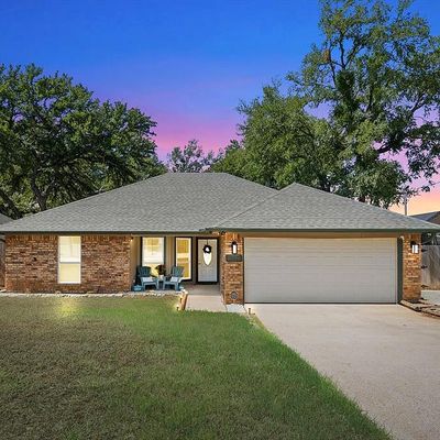 402 Oakwood Dr, Euless, TX 76040