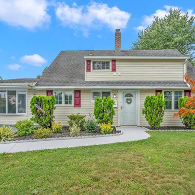 53 Geranium Rd, Levittown, PA 19057