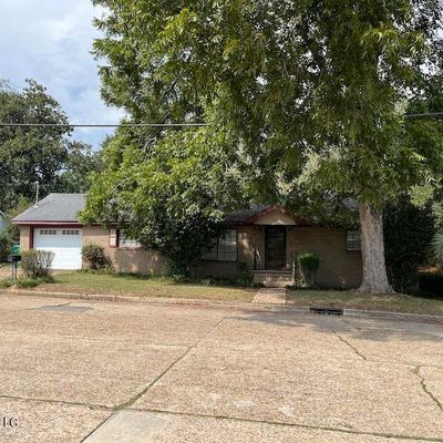 611 E Pine Avenue, Wiggins, MS 39577