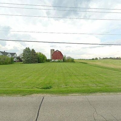 5660 Division Rd, West Bend, WI 53095