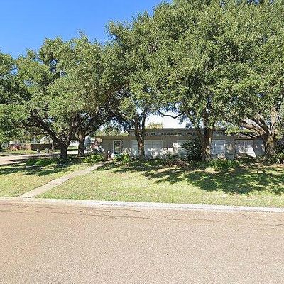 702 E Mesquite Ln, Victoria, TX 77901