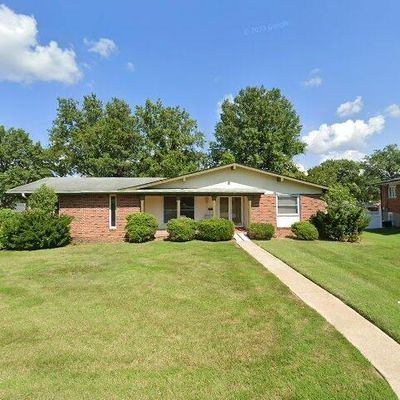 1 Hazelnut Ct, Florissant, MO 63033