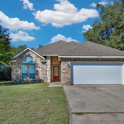 1019 Oxford Dr, Gainesville, TX 76240